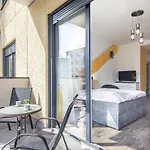 Modern Comfy Next To The River Apartment