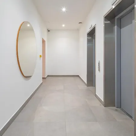 Modern Comfy Next To The River 아파트 *